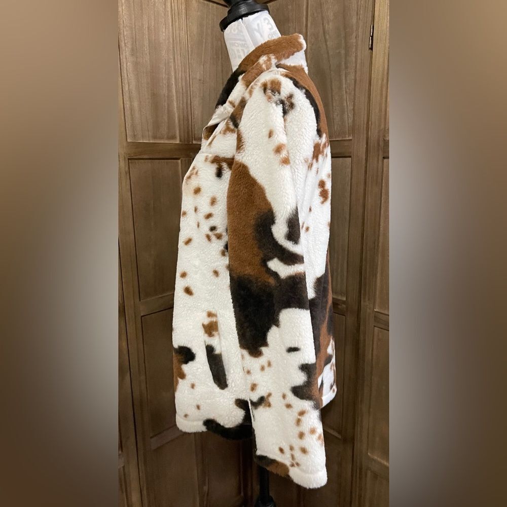 Women’s Cowhide Print Fleece Pullover. - Picture 3 of 6